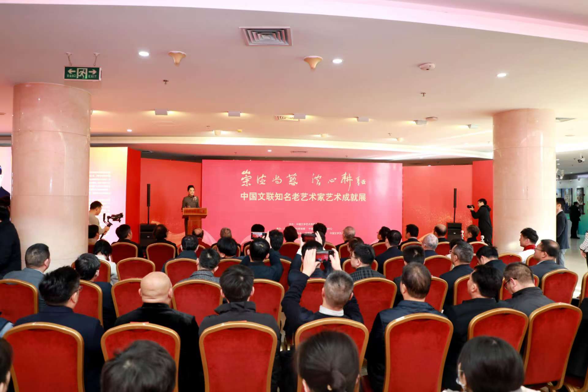 他与教练团